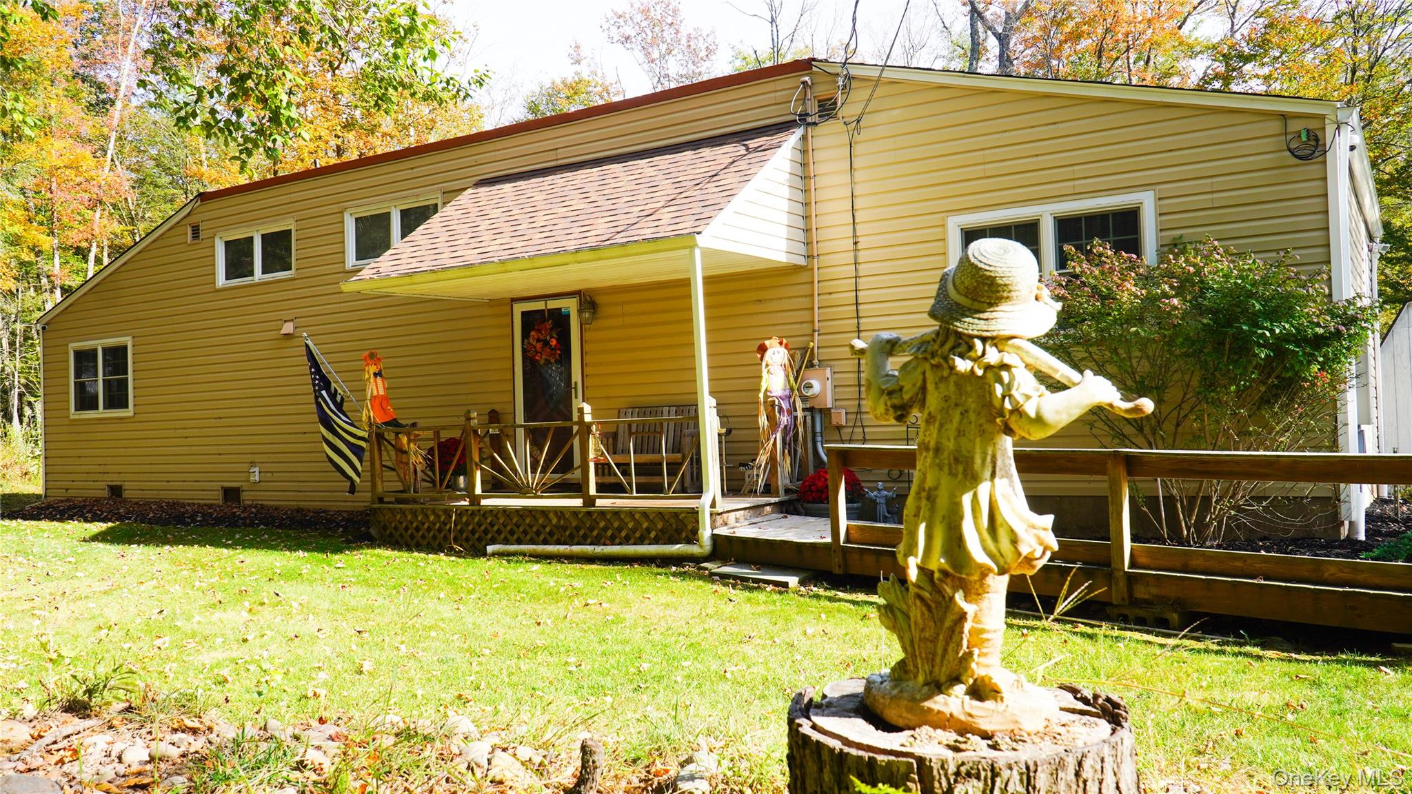 a view of a house with backyard
