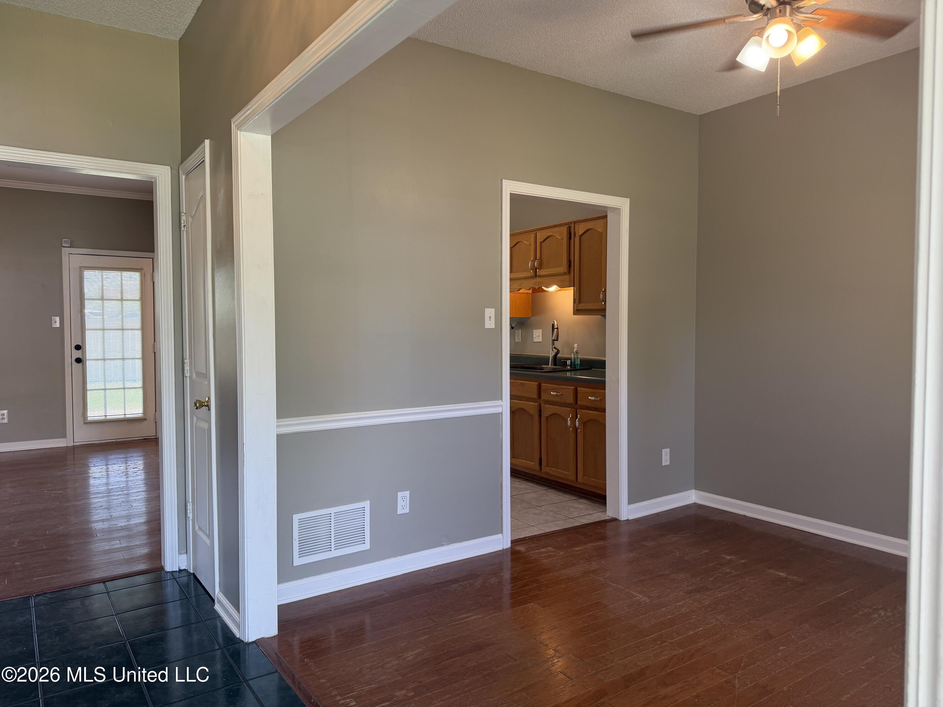 7051 Maplewood Road Olive Branch, MS 38654 - Photo 3 of 23 Entry