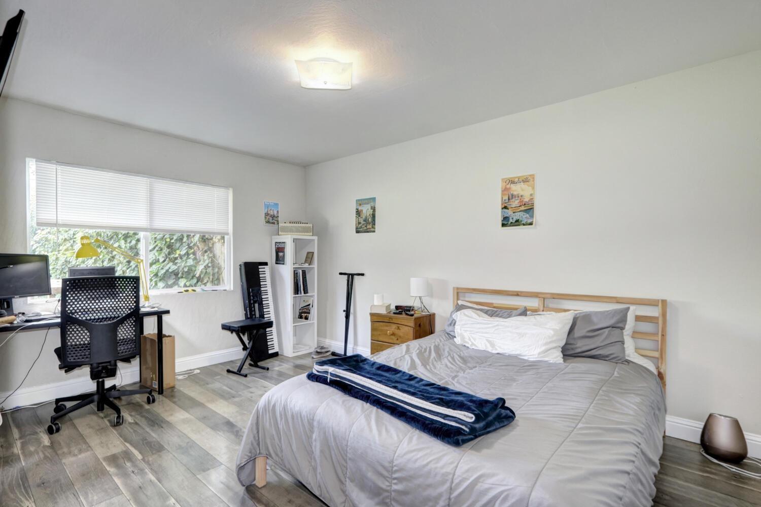 520-522 Oeste Drive Davis, CA 95616 - Photo 18 of 54 a bedroom with furniture and a window