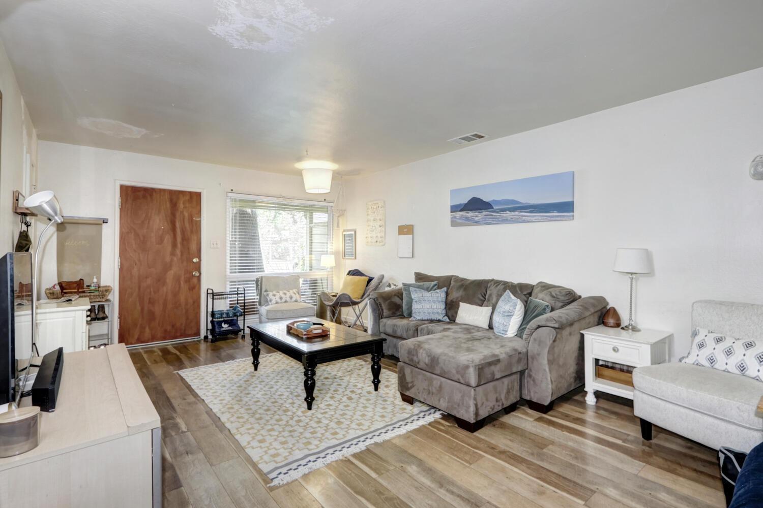 520-522 Oeste Drive Davis, CA 95616 - Photo 33 of 54 a living room with furniture and a couch