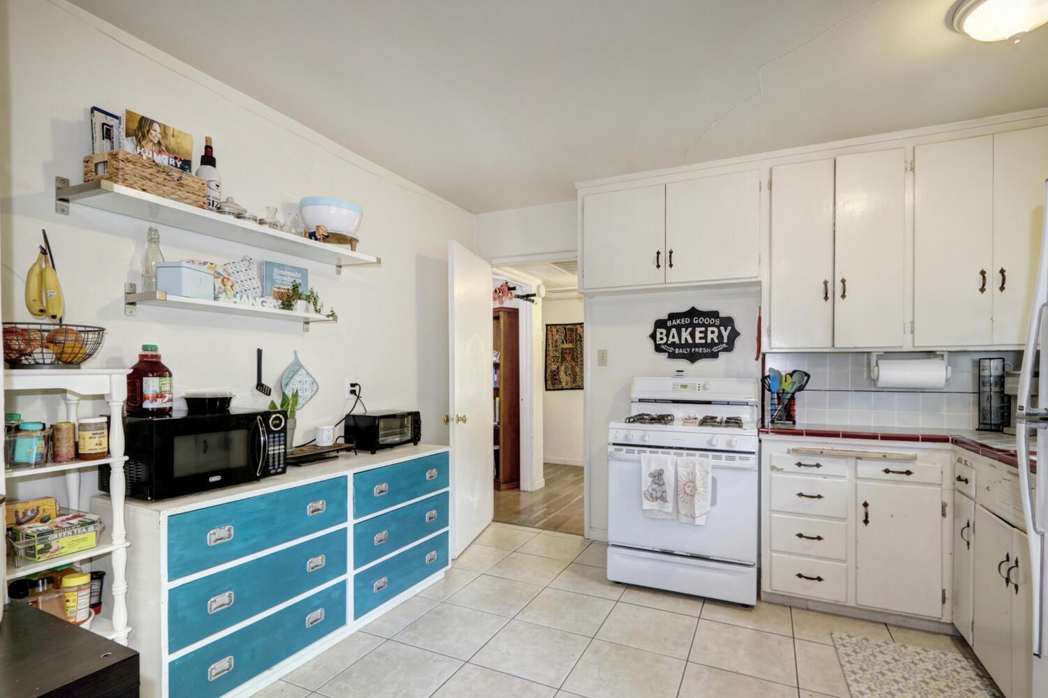 520-522 Oeste Drive Davis, CA 95616 - Photo 40 of 54 a kitchen with cabinets and appliances