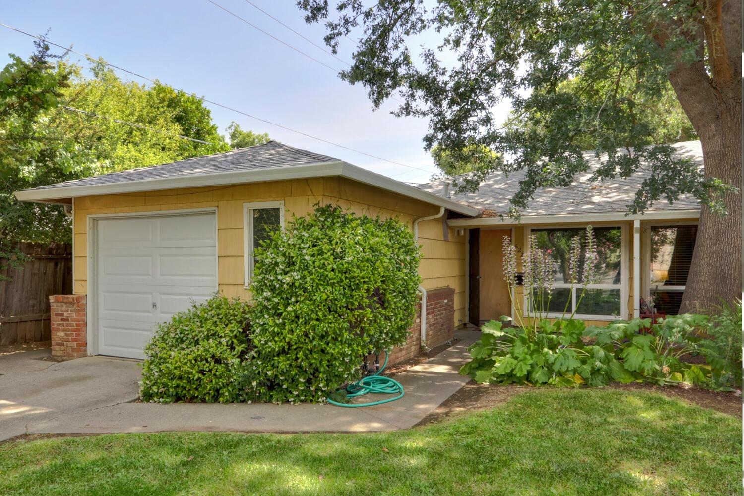 520-522 Oeste Drive Davis, CA 95616 - Photo 4 of 54 front view of a house with a yard