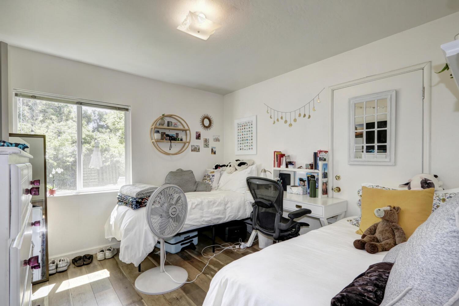 520-522 Oeste Drive Davis, CA 95616 - Photo 49 of 54 a living room with furniture and a large window