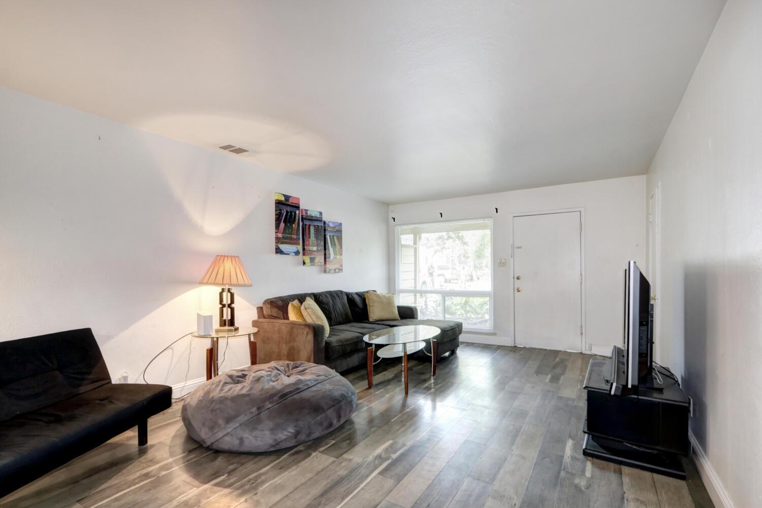 520-522 Oeste Drive Davis, CA 95616 - Photo 9 of 54 a living room with furniture and a flat screen tv