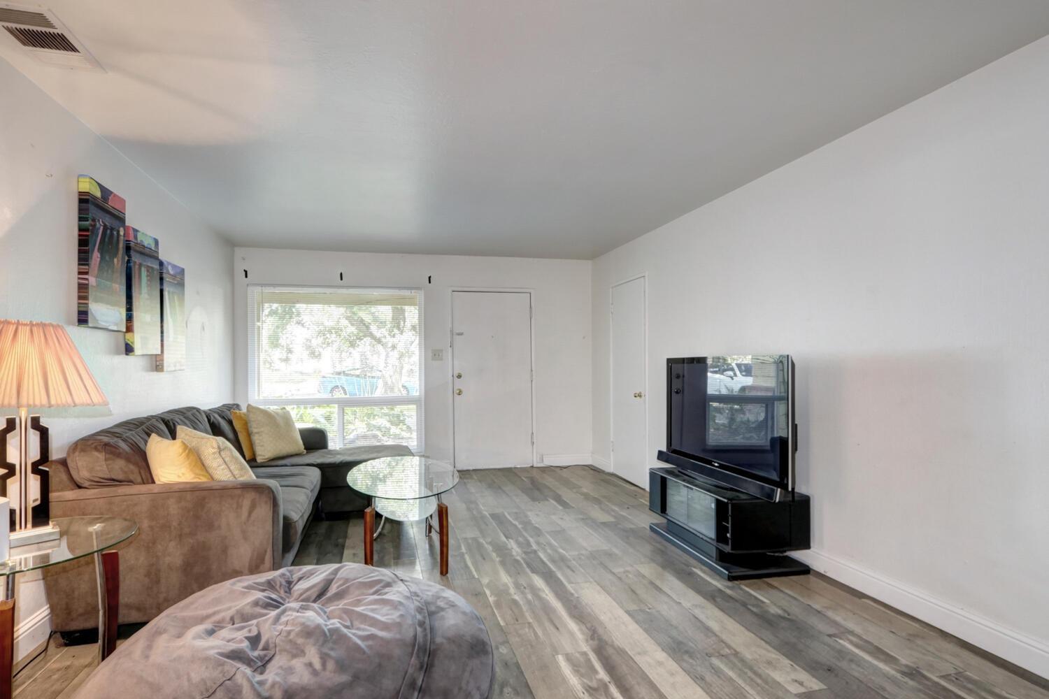 520-522 Oeste Drive Davis, CA 95616 - Photo 10 of 54 a living room with furniture and a flat screen tv