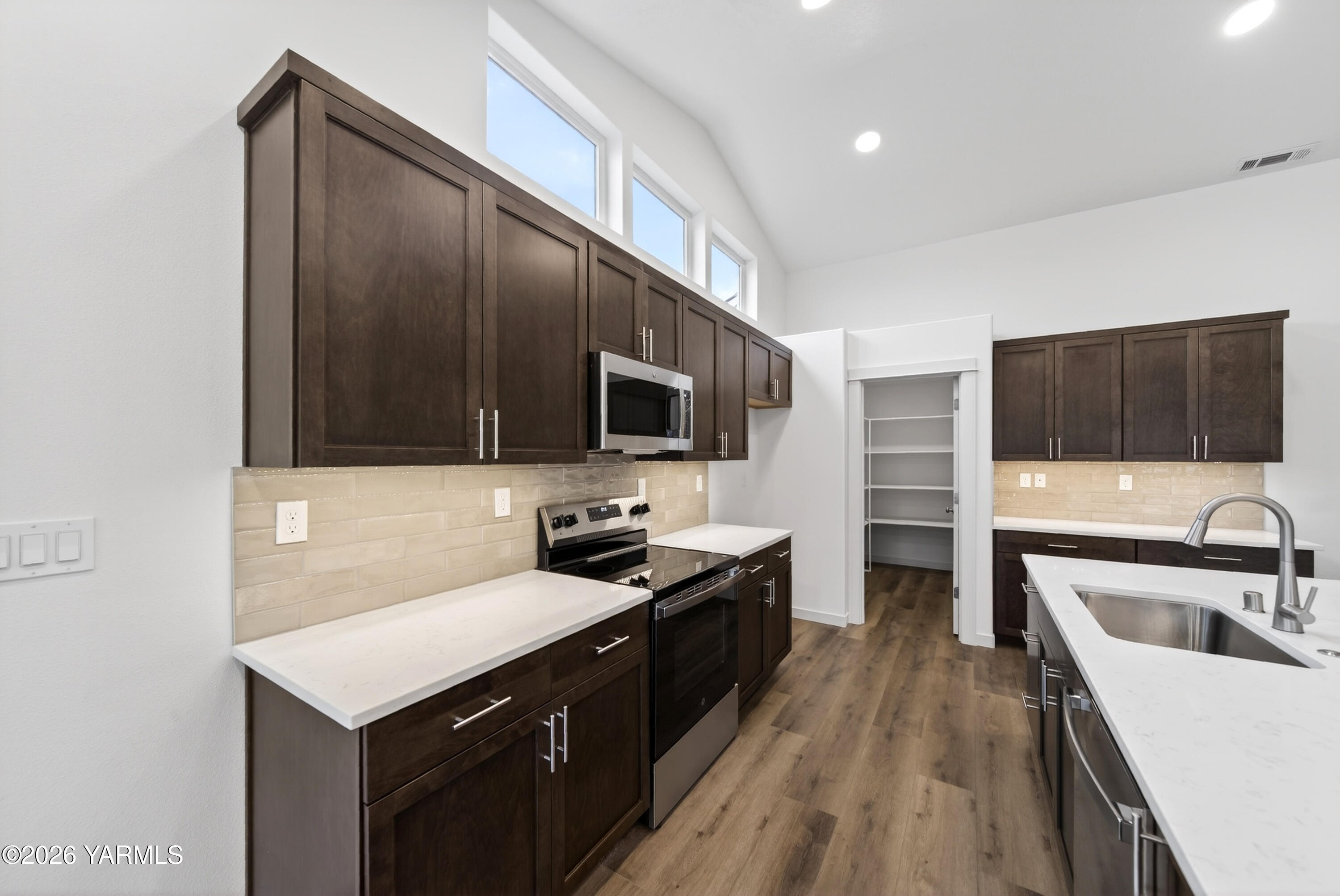 4707 Woolsey Lane Yakima, WA 98903 - Photo 2 of 13 4707 W. Woolsey-10