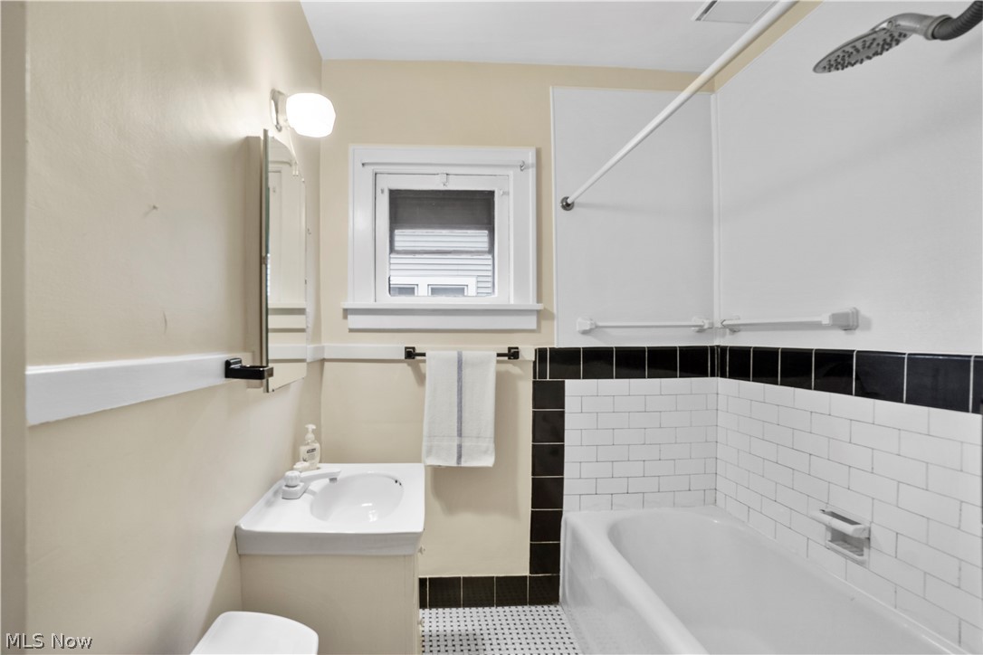 906 Cambridge Road Cleveland Heights, OH 44121 - Photo 12 of 23