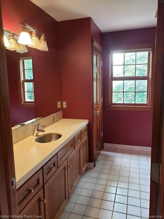 515 Harrison Street Rochester, MI 48307 - Photo 22 of 29 bath.jpg