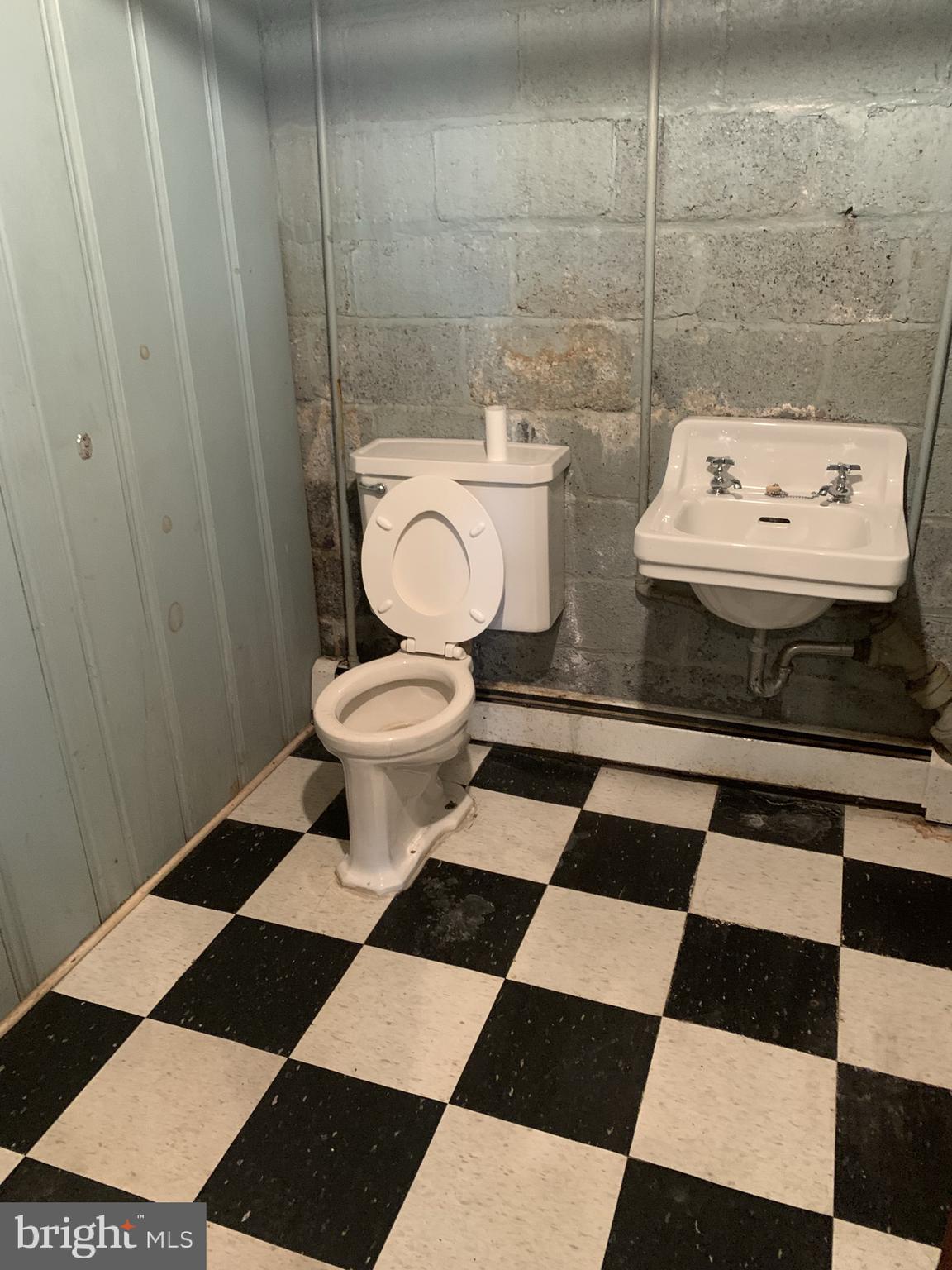 150 Lincoln Road Westminster, MD 21157 - Photo 25 of 39 a bathroom with a toilet and a shower