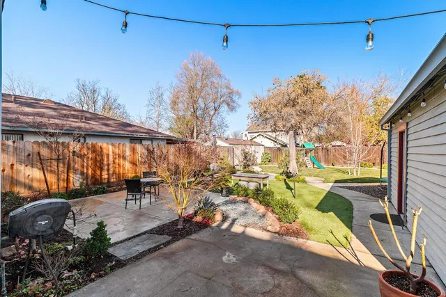 a view of a backyard