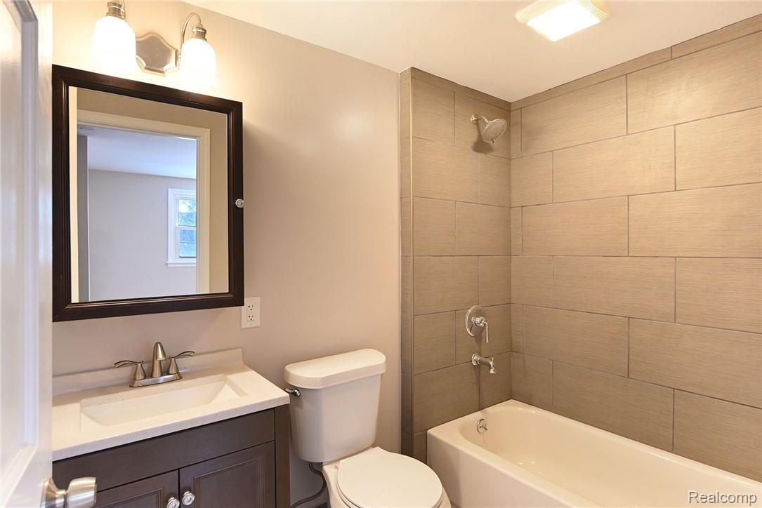 1194 Rocky Ridge Trail Flint, MI 48532 - Photo 35 of 41 Full Bath on 2nd level for 1st and 2nd Bedrooms