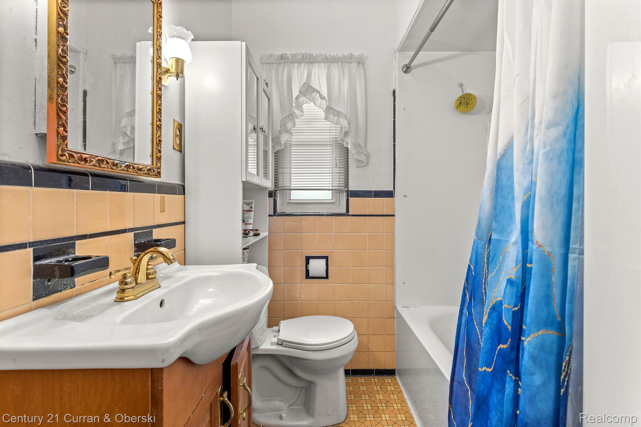 5591 Devonshire Road Detroit, MI 48224 - Photo 12 of 26 First floor full bath