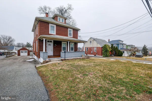 a view of a house with a yard