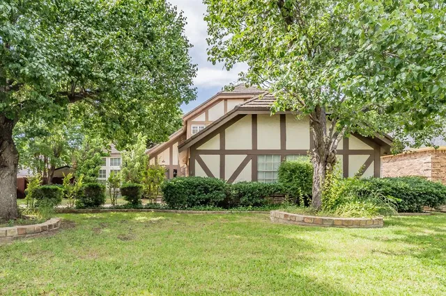 $375,000 | 305 Warbler Drive, Bedford, TX 76021