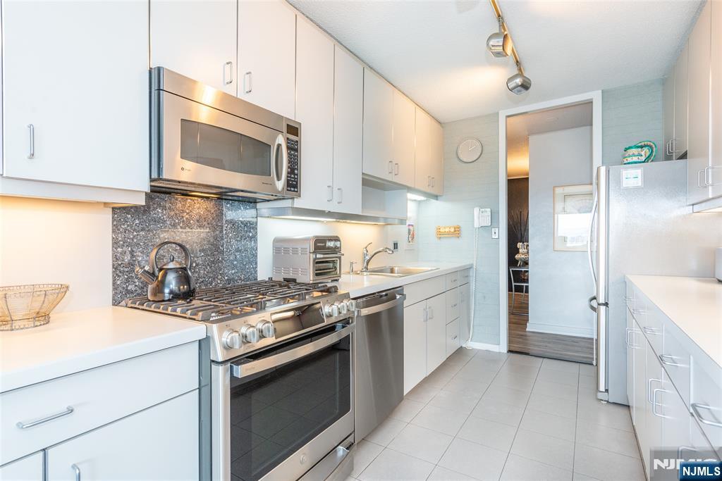 6 Horizon Road, Unit 2702 Fort Lee, NJ 07024 - Photo 2 of 19 Gallery Image 2