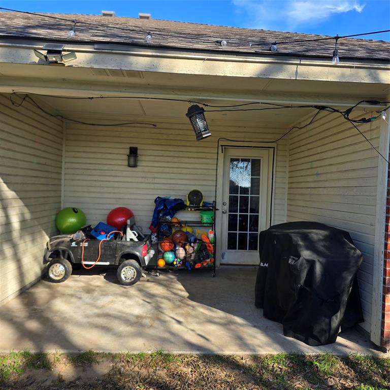 212 Druse Lane Jarrell, TX 76537 - Photo 38 of 38 a car parked in front of a building