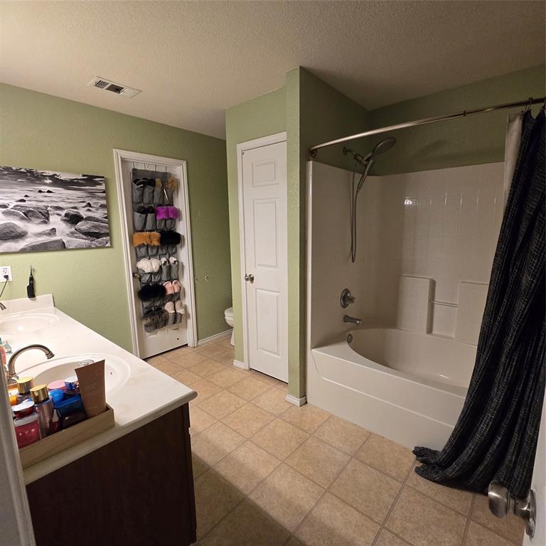 212 Druse Lane Jarrell, TX 76537 - Photo 5 of 38 a bathroom with a tub and shower