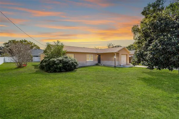 a view of a house with backyard and garden