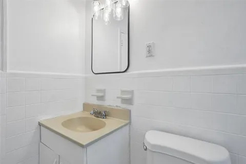 a view of a house with backyard and garden