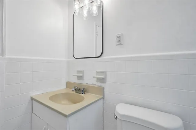 a view of a house with backyard and garden