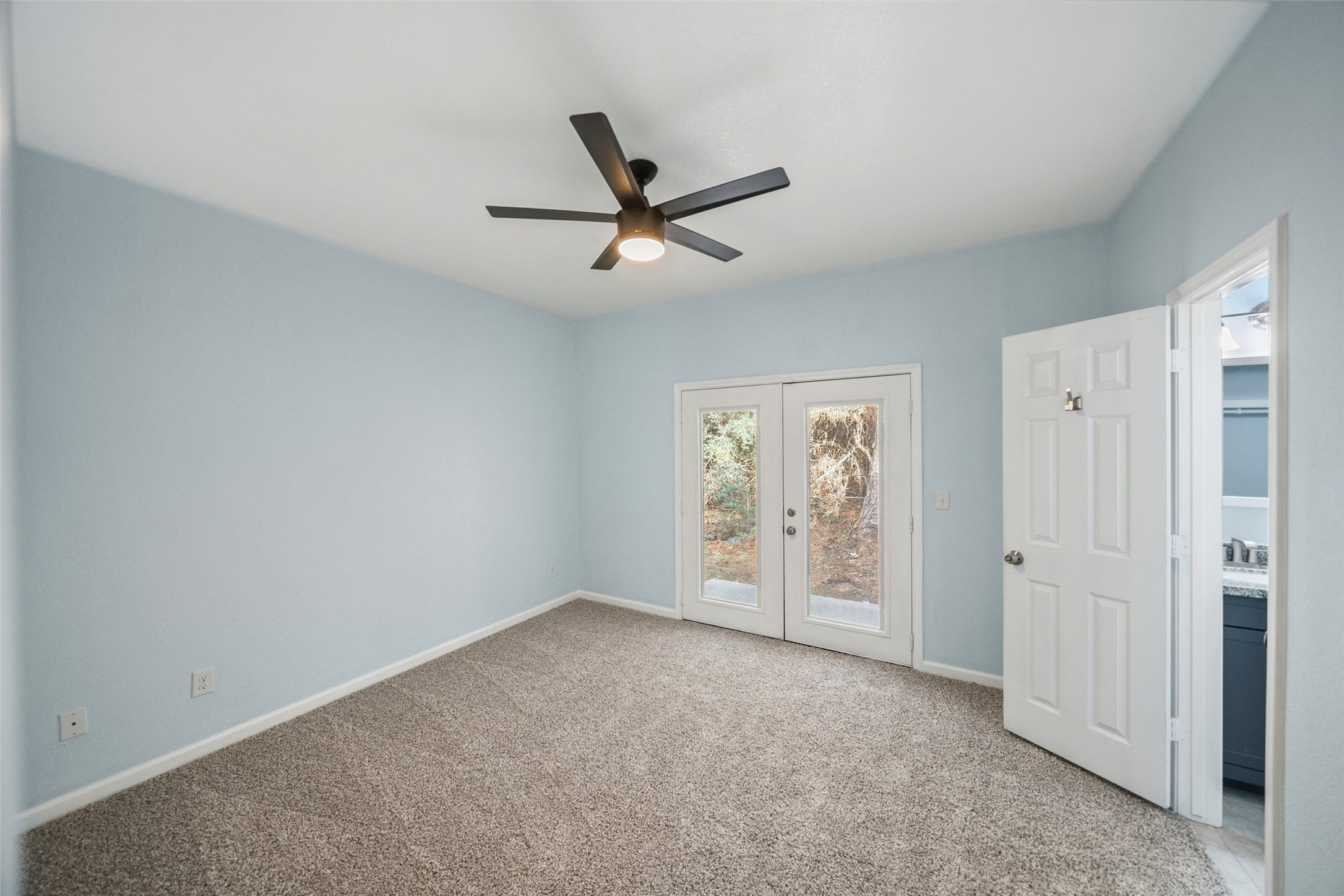 241 Ridgeside Court Montgomery, TX 77316 - Photo 17 of 30 an empty room with closet and windows