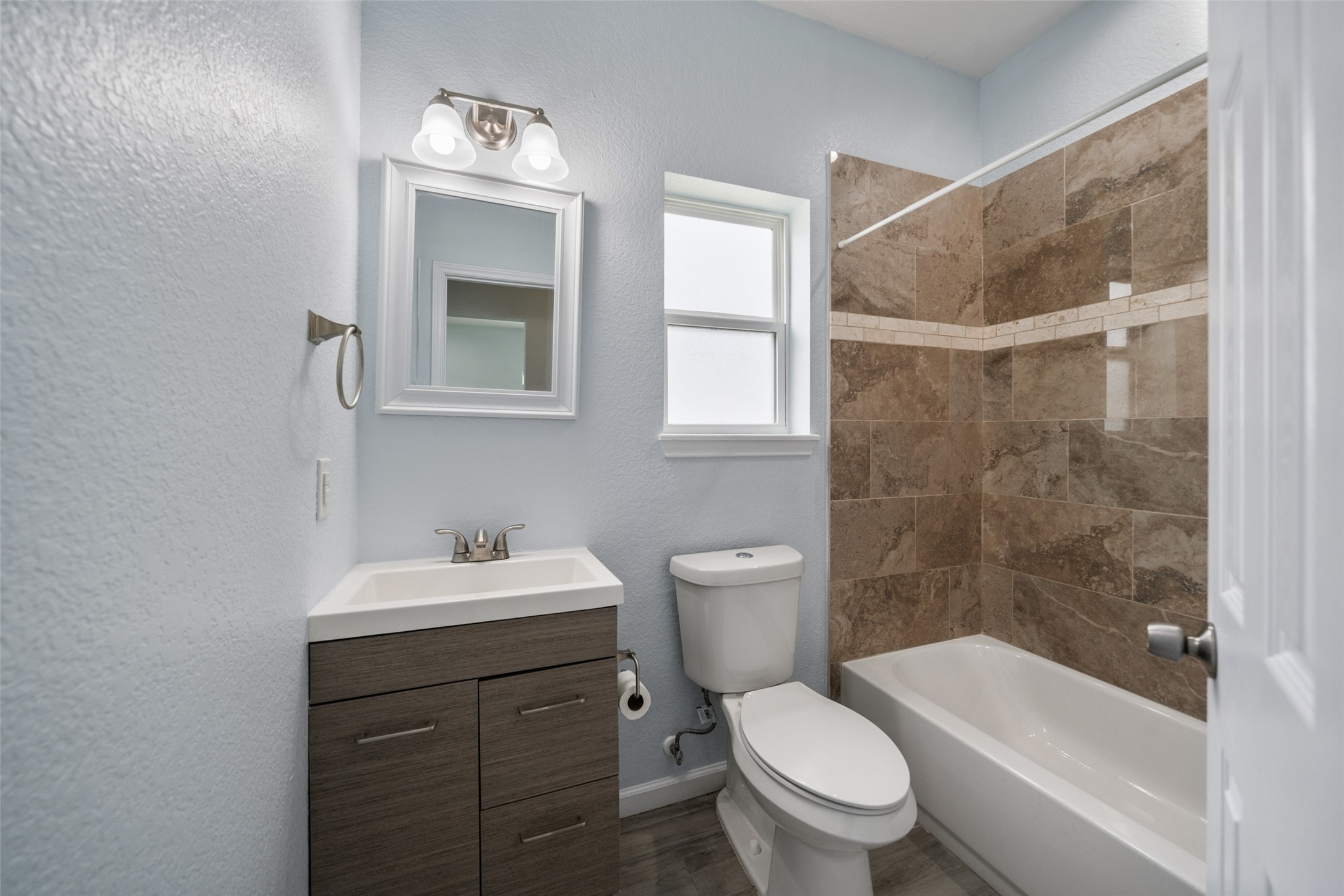 241 Ridgeside Court Montgomery, TX 77316 - Photo 20 of 30 a bathroom with a sink toilet and shower
