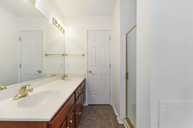 a en suite bathroom with a sink and a mirror