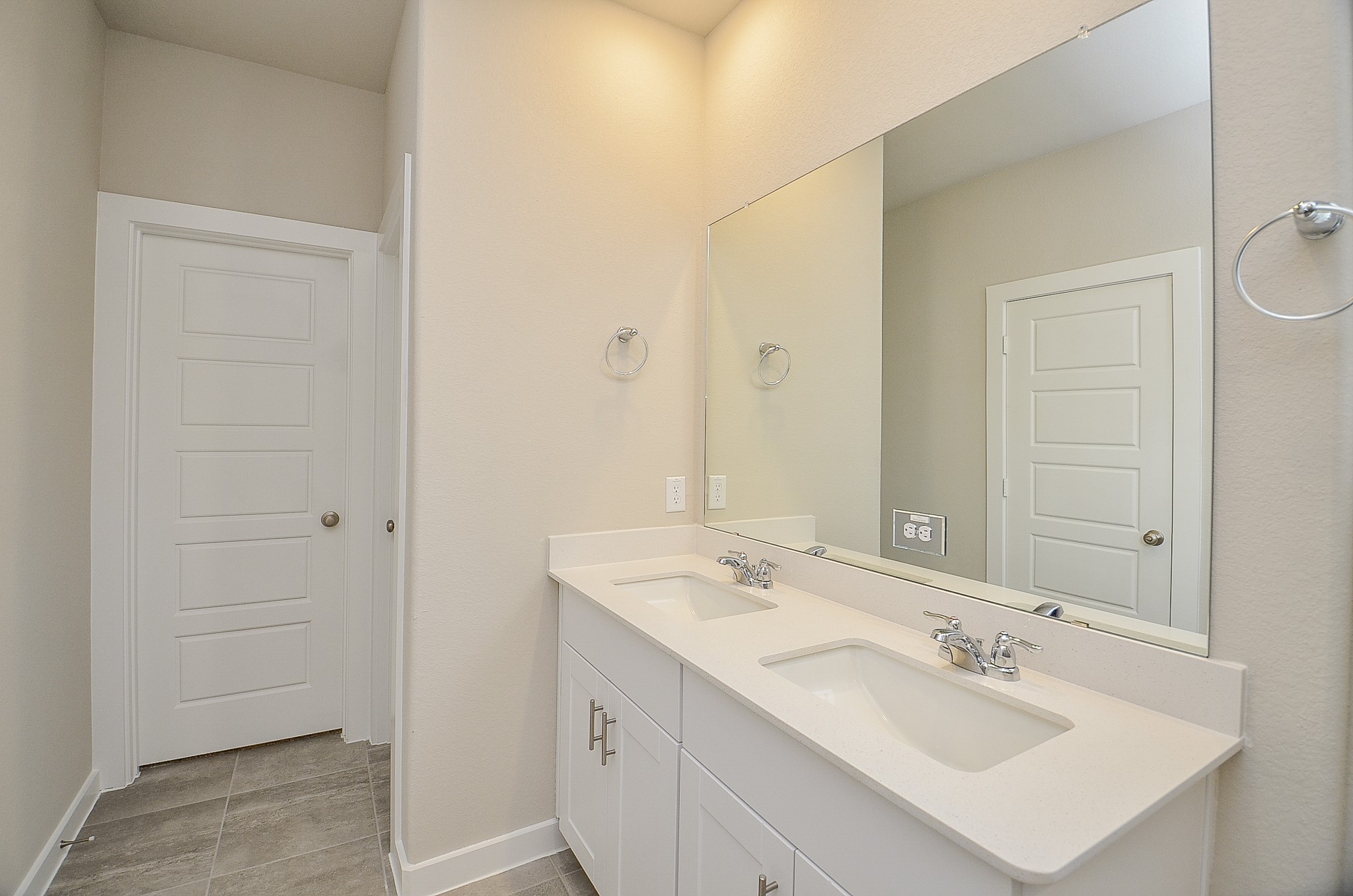 3107 Boulder Rnch Drive Houston, TX 77063 - Photo 25 of 40 a bathroom with a sink and a mirror