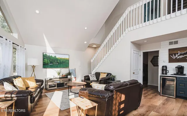 $1,100,000 | 143 North Bridge Lane, La Follette, TN 37766