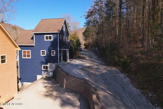 $1,100,000 | 143 North Bridge Lane, La Follette, TN 37766