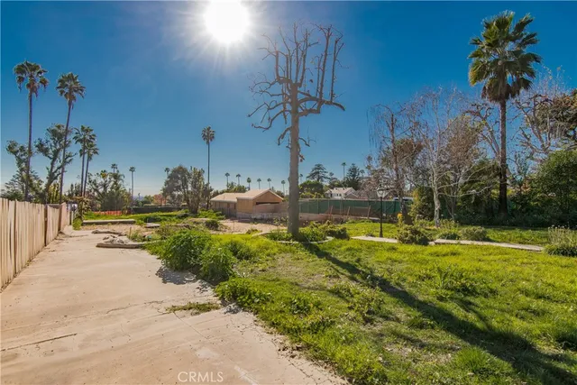 a view of a backyard of the house