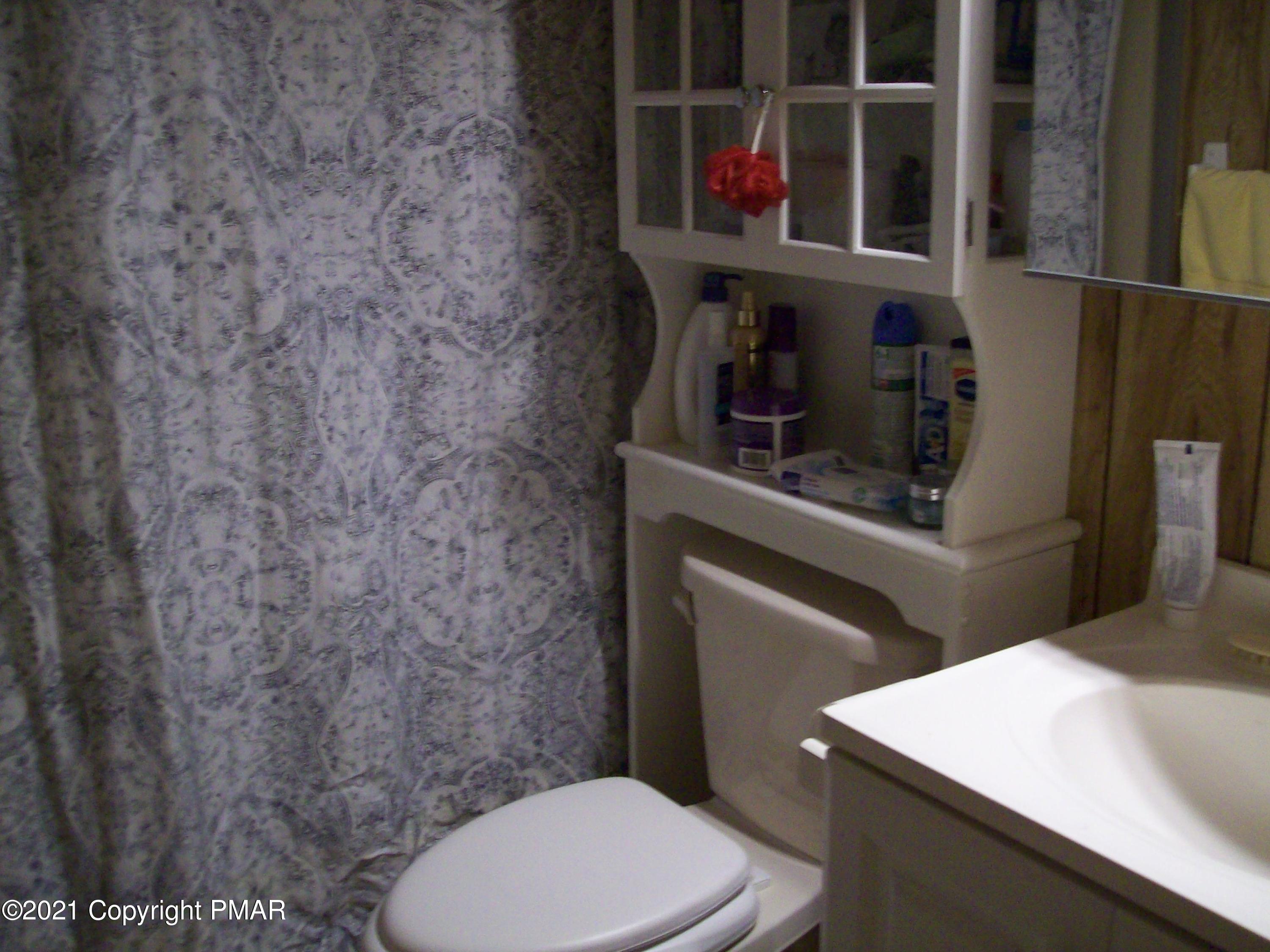 5911 Decker Road Bushkill, PA 18324 - Photo 4 of 9 Bath 1