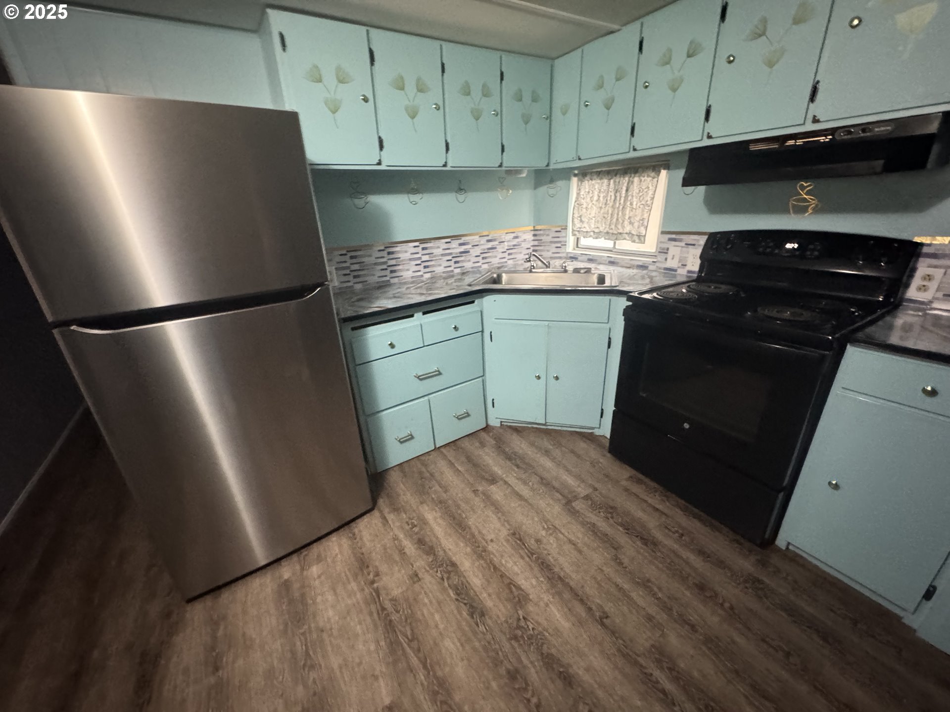 1215 Southwest 11th Street, Unit 112 Hermiston, OR 97838 - Photo 2 of 14 a kitchen with a refrigerator and a stove