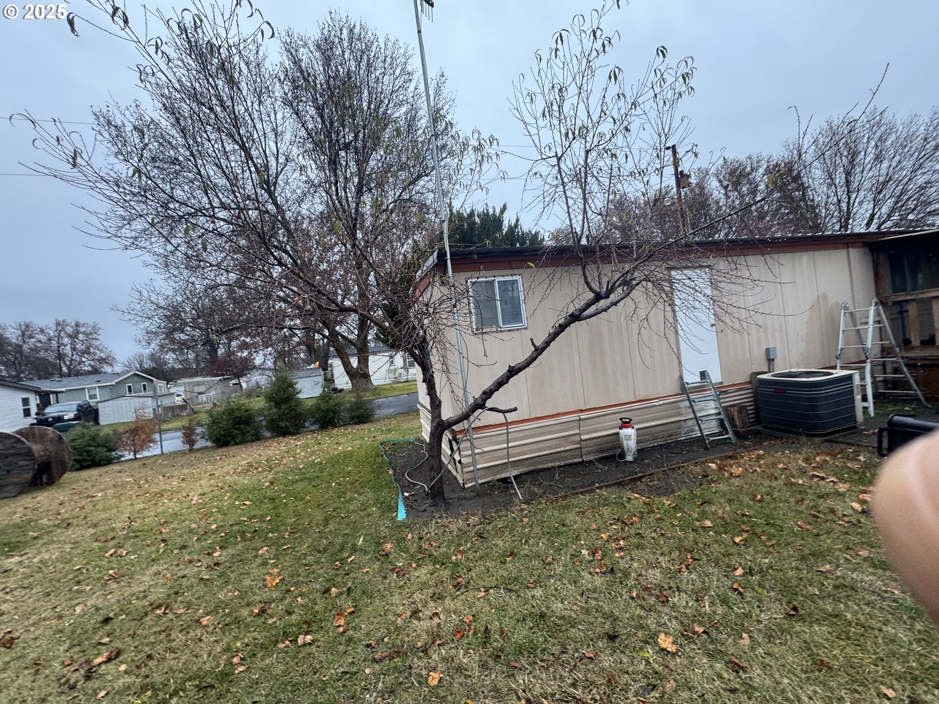 1215 Southwest 11th Street, Unit 112 Hermiston, OR 97838 - Photo 4 of 14 a view of a backyard with parked area