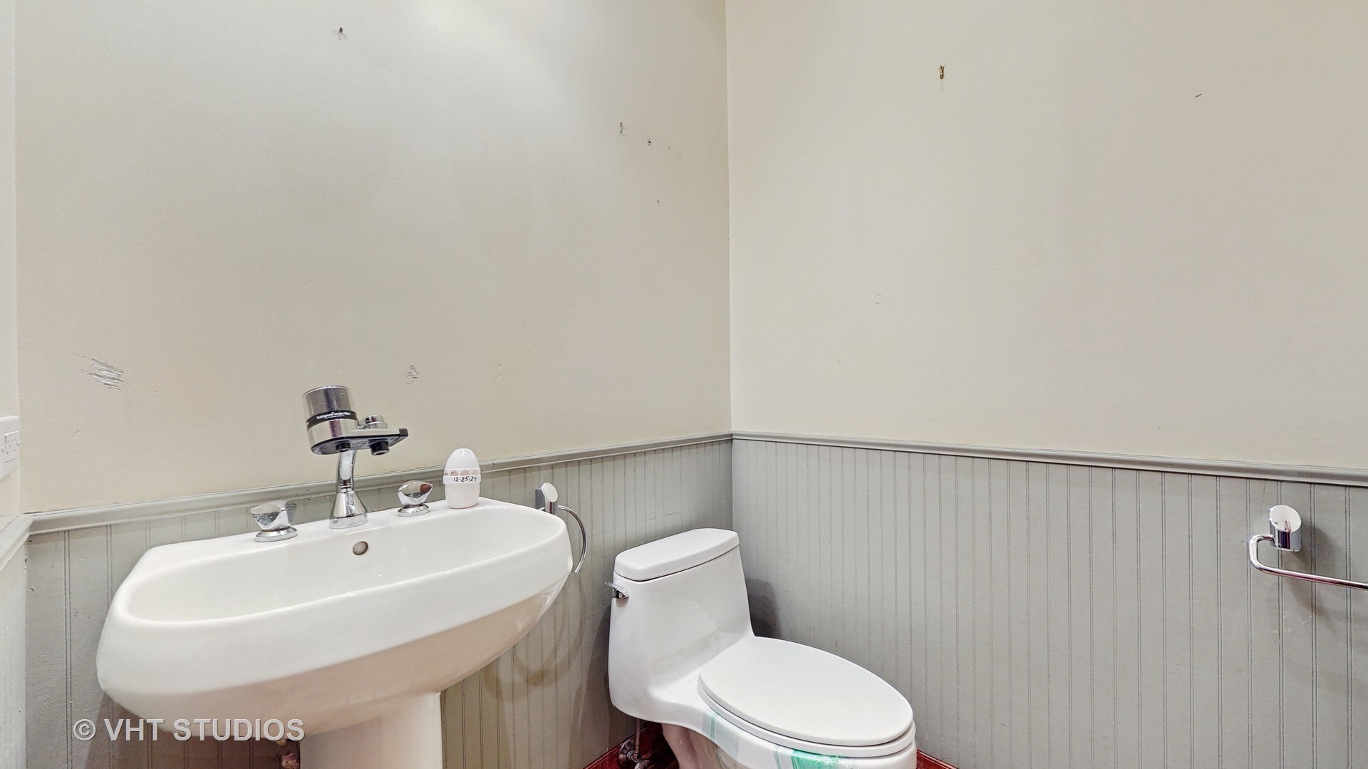 3814 North Janssen Avenue Chicago, IL 60613 - Photo 22 of 56 a bathroom with a sink a toilet and mirror