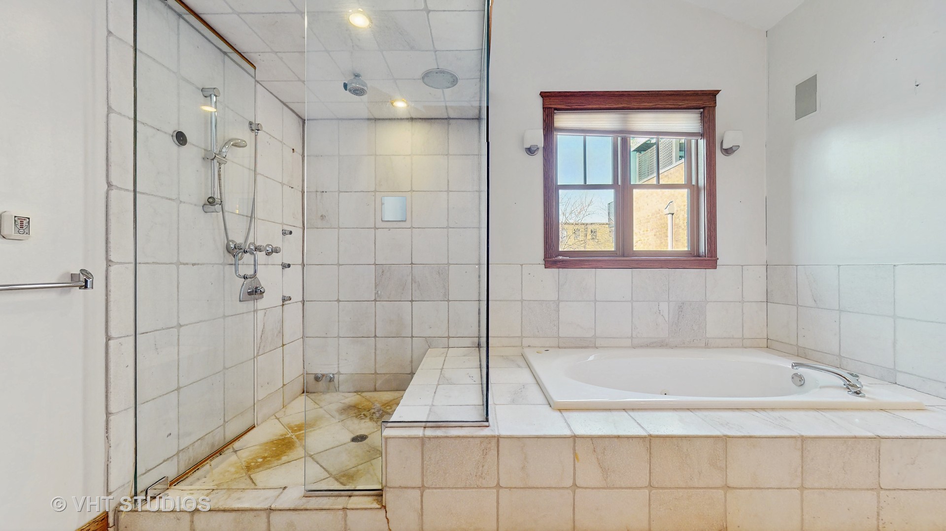 3814 North Janssen Avenue Chicago, IL 60613 - Photo 27 of 56 a bathroom with a bathtub and shower