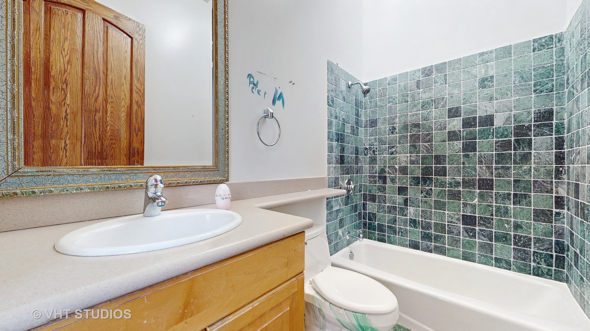 3814 North Janssen Avenue Chicago, IL 60613 - Photo 32 of 56 a bathroom with a sink a toilet and bathtub