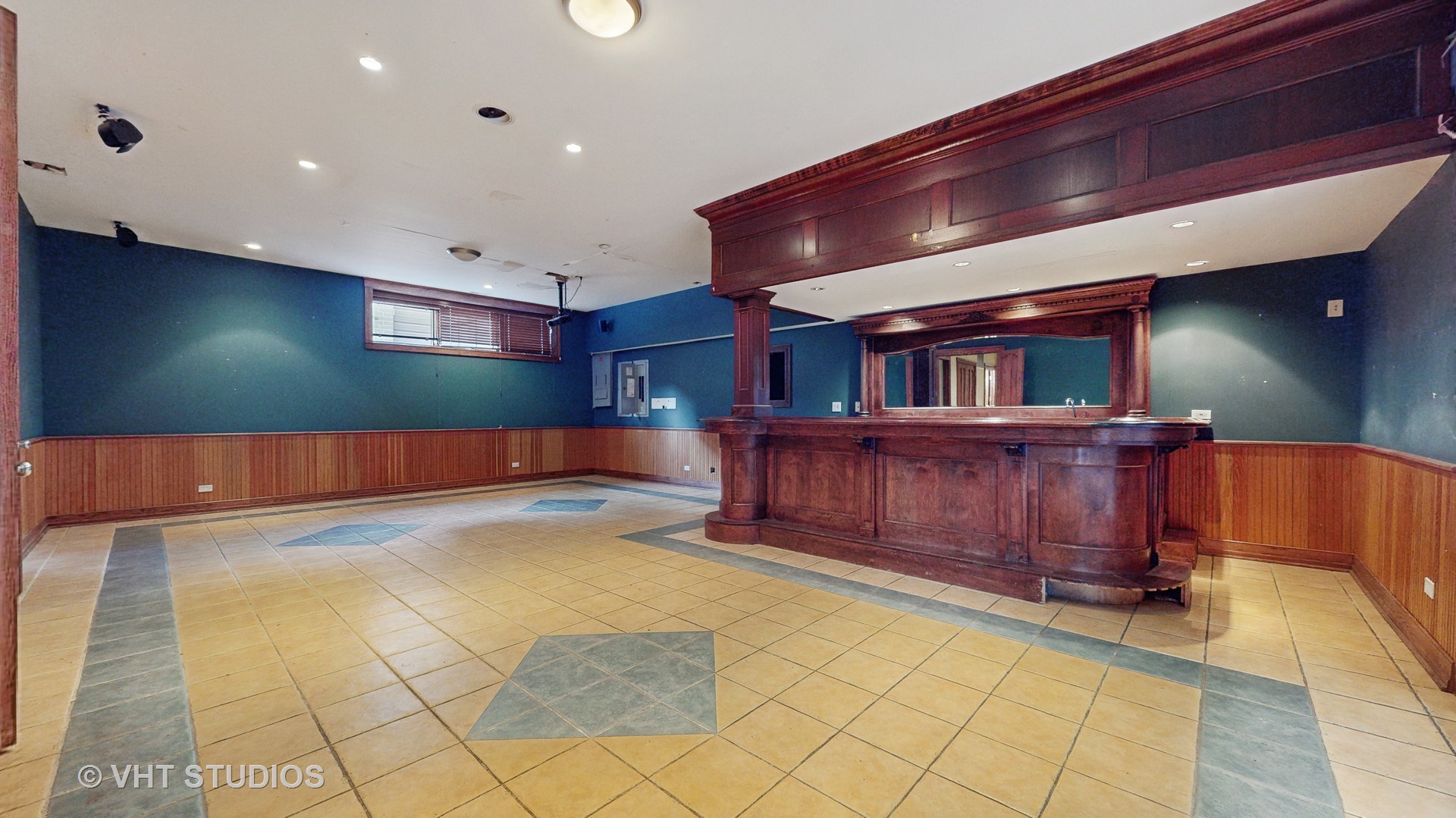 3814 North Janssen Avenue Chicago, IL 60613 - Photo 40 of 56 a view of kitchen and hall with a chair