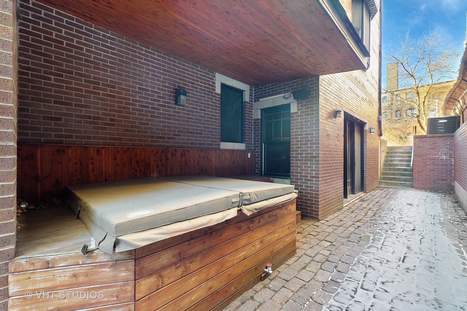 3814 North Janssen Avenue Chicago, IL 60613 - Photo 52 of 56 a view of backyard with tub