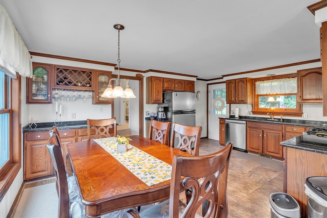 376 Parkside Drive Warwick, RI 02888 - Photo 11 of 41