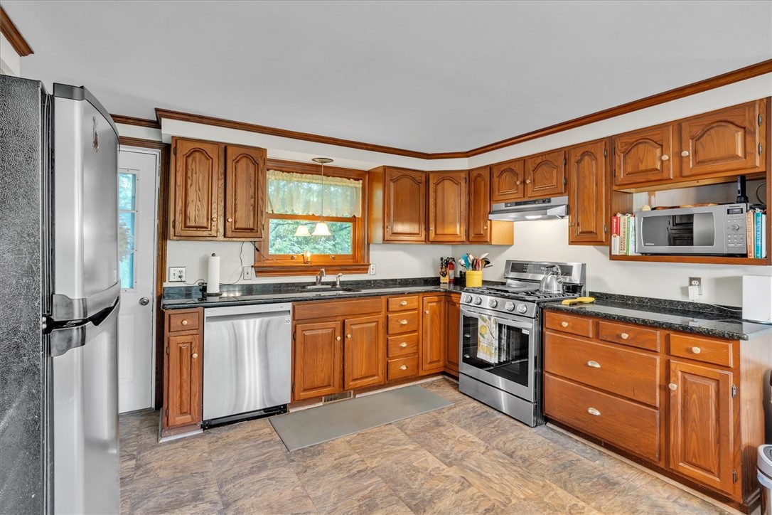 376 Parkside Drive Warwick, RI 02888 - Photo 14 of 41