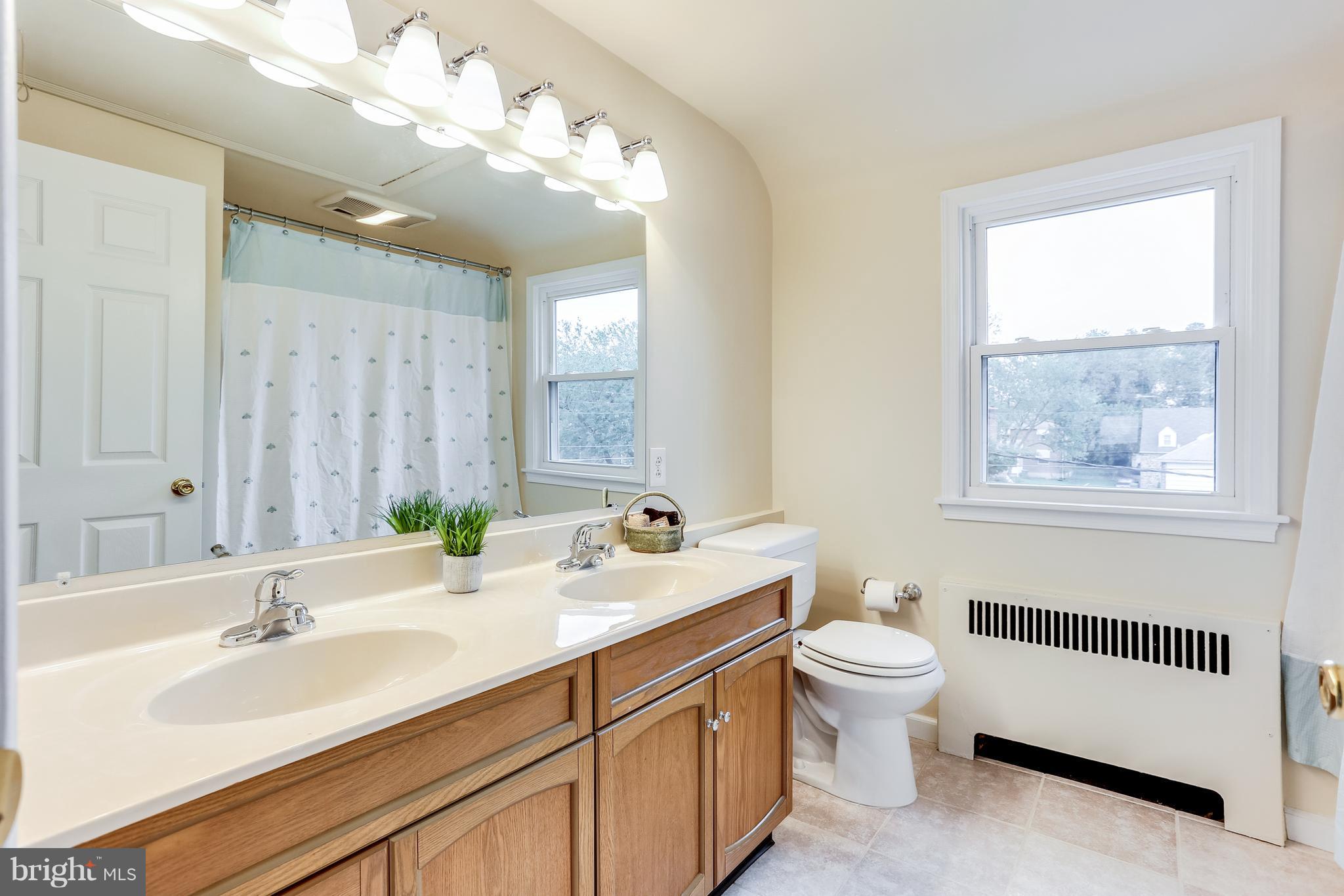 717 Devonshire Road Baltimore, MD 21229 - Photo 18 of 30 Upstairs bathroom