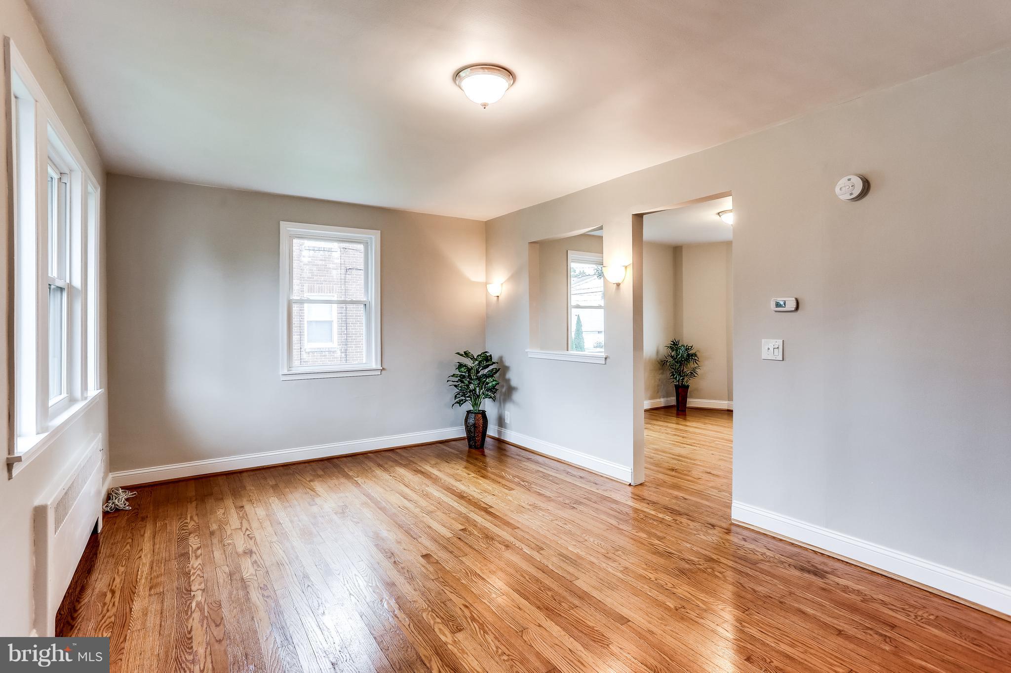 717 Devonshire Road Baltimore, MD 21229 - Photo 4 of 30 Sunny living room