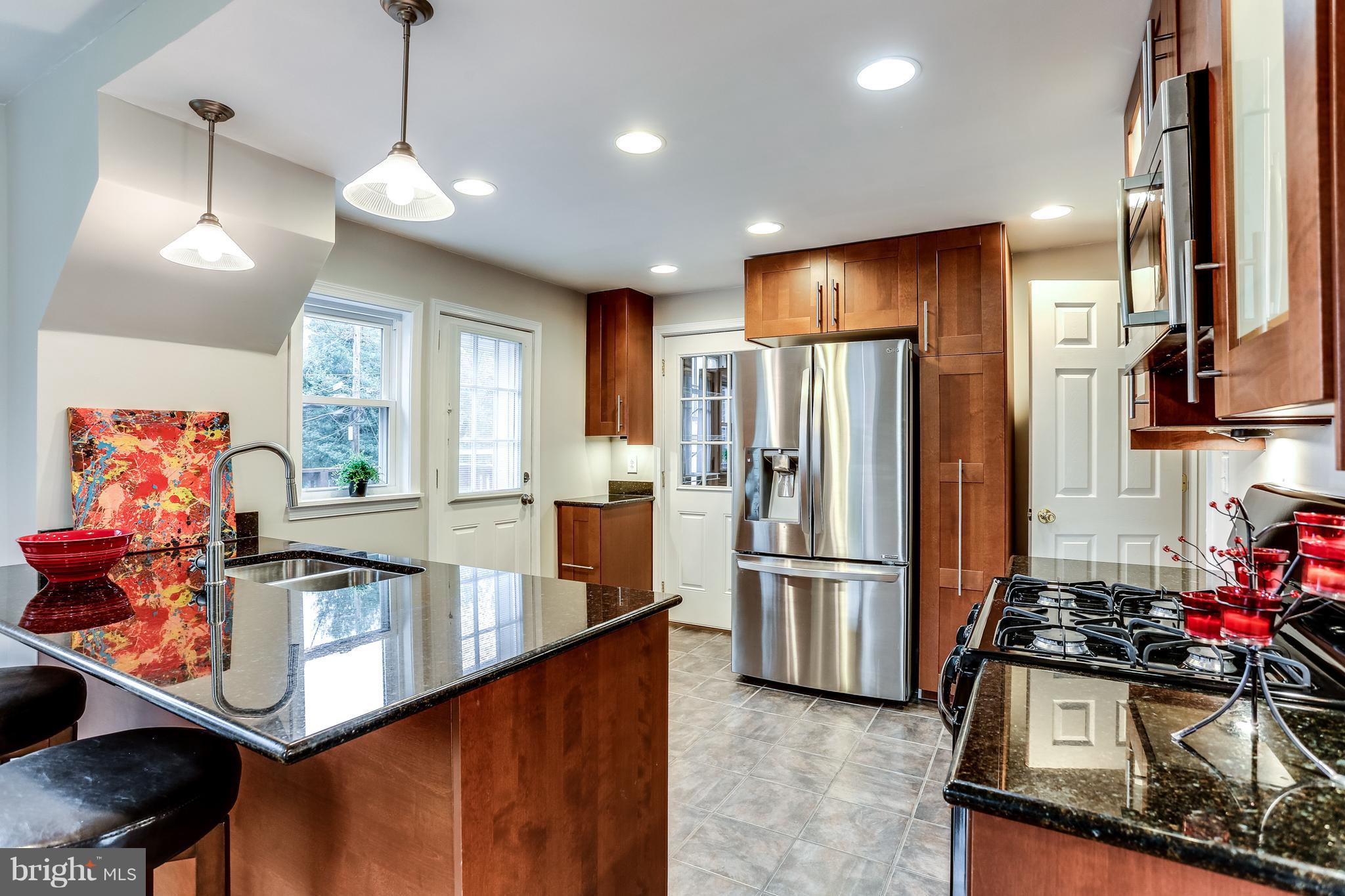 717 Devonshire Road Baltimore, MD 21229 - Photo 10 of 30 Beautiful stainless steel appliances
