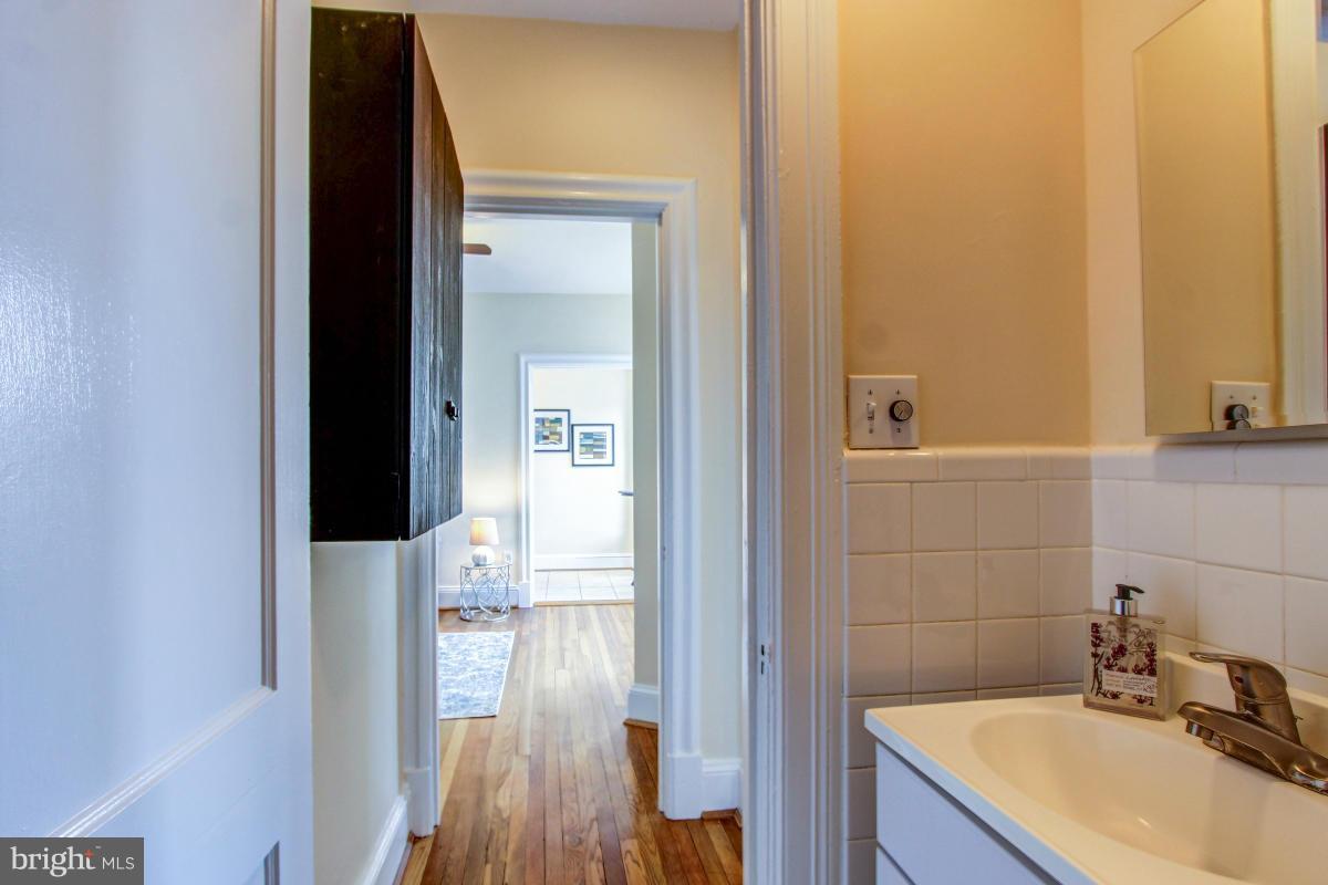 3446 Connecticut Avenue Northwest, Unit 505 Washington, DC 20008 - Photo 11 of 24 Bath