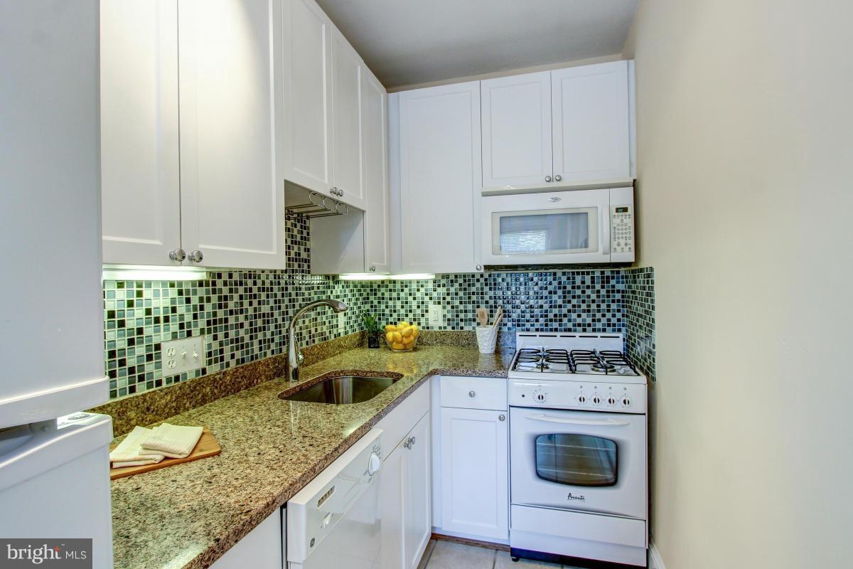 3446 Connecticut Avenue Northwest, Unit 505 Washington, DC 20008 - Photo 7 of 24 Kitchen