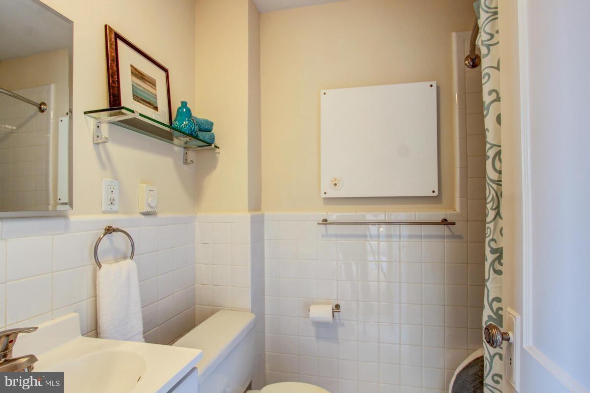 3446 Connecticut Avenue Northwest, Unit 505 Washington, DC 20008 - Photo 10 of 24 Bath