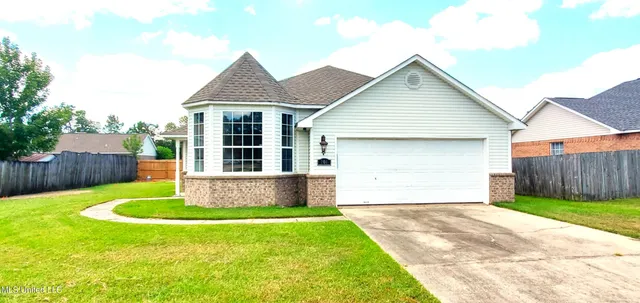 $1,600 | 201 April Lane, Ocean Springs, MS 39564