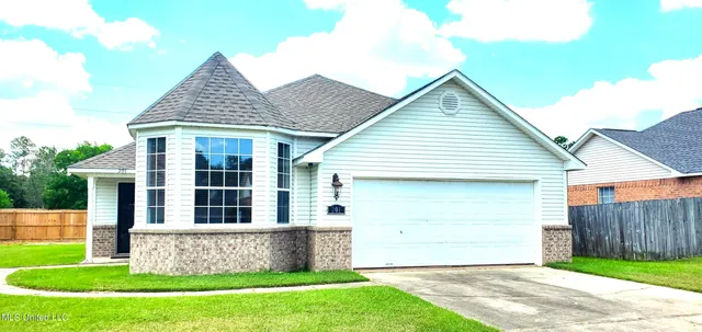 $1,600 | 201 April Lane, Ocean Springs, MS 39564