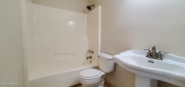 $1,600 | 201 April Lane, Ocean Springs, MS 39564